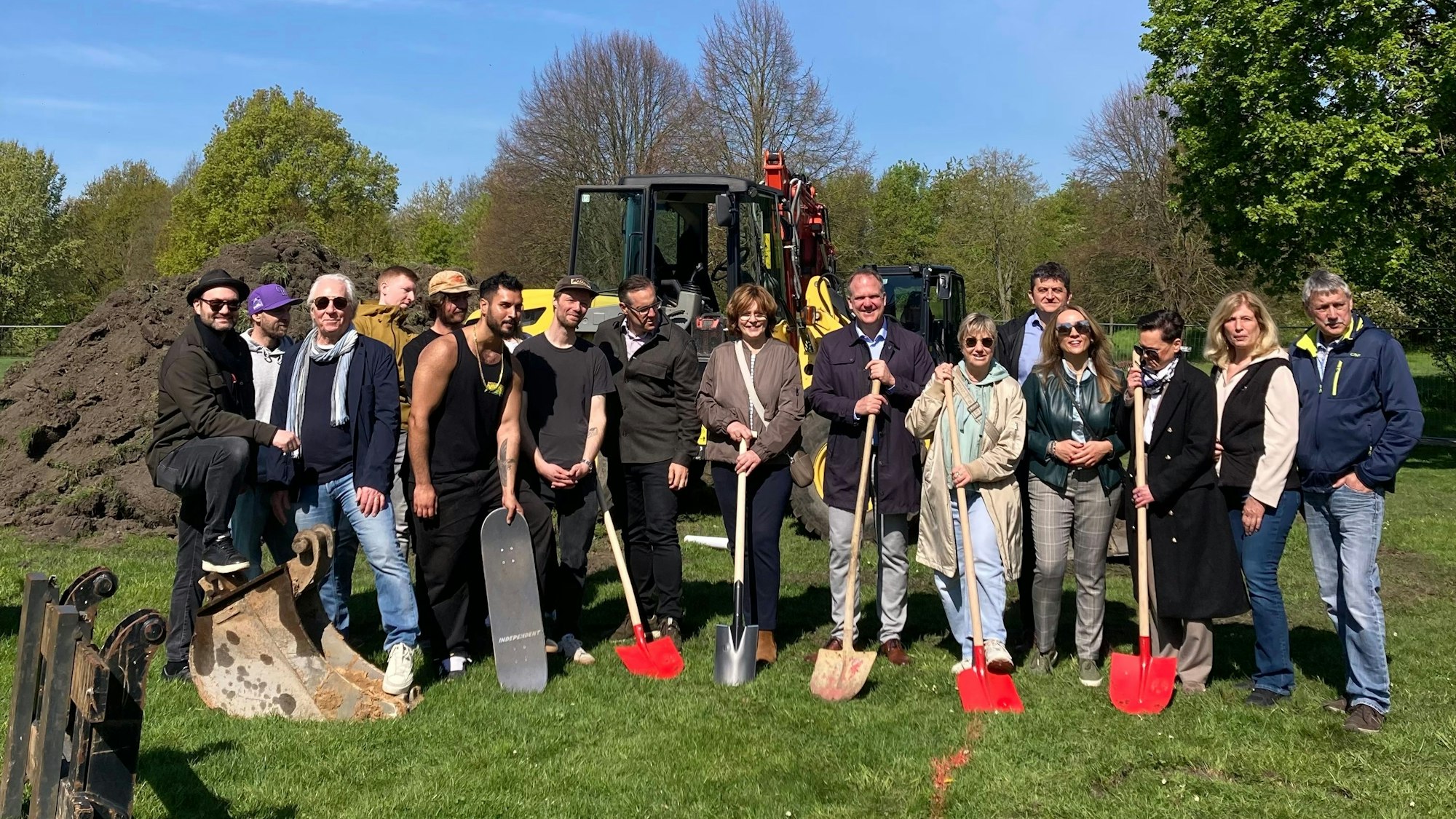 Das Foto zeigt die Gruppe von Männern und Frauen beim symbolischen ersten Spatenstich.