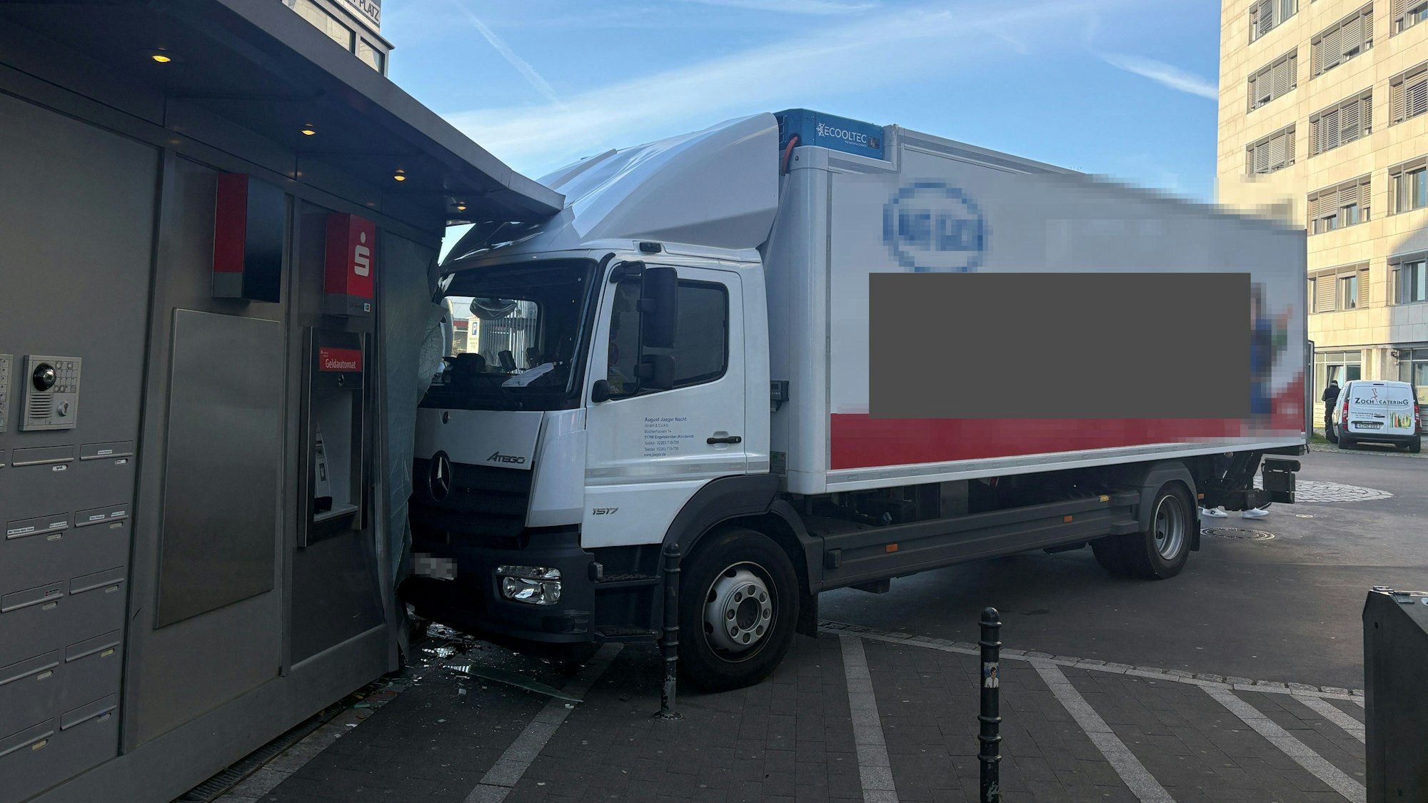 Der Lkw krachte in einen Bankautomaten der Sparkasse am Wiener Platz.