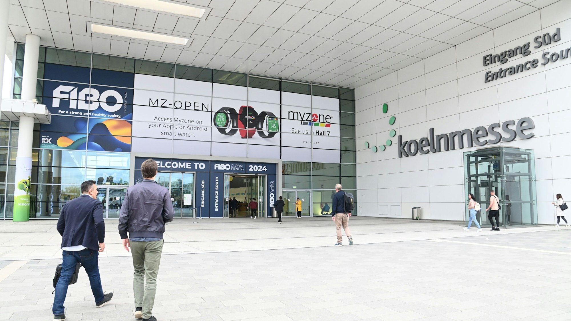 1Die Fitnessmesse FIBO findet in den Kölner Messehallen statt, die hier von außen zu sehen sind. (Archivbild)