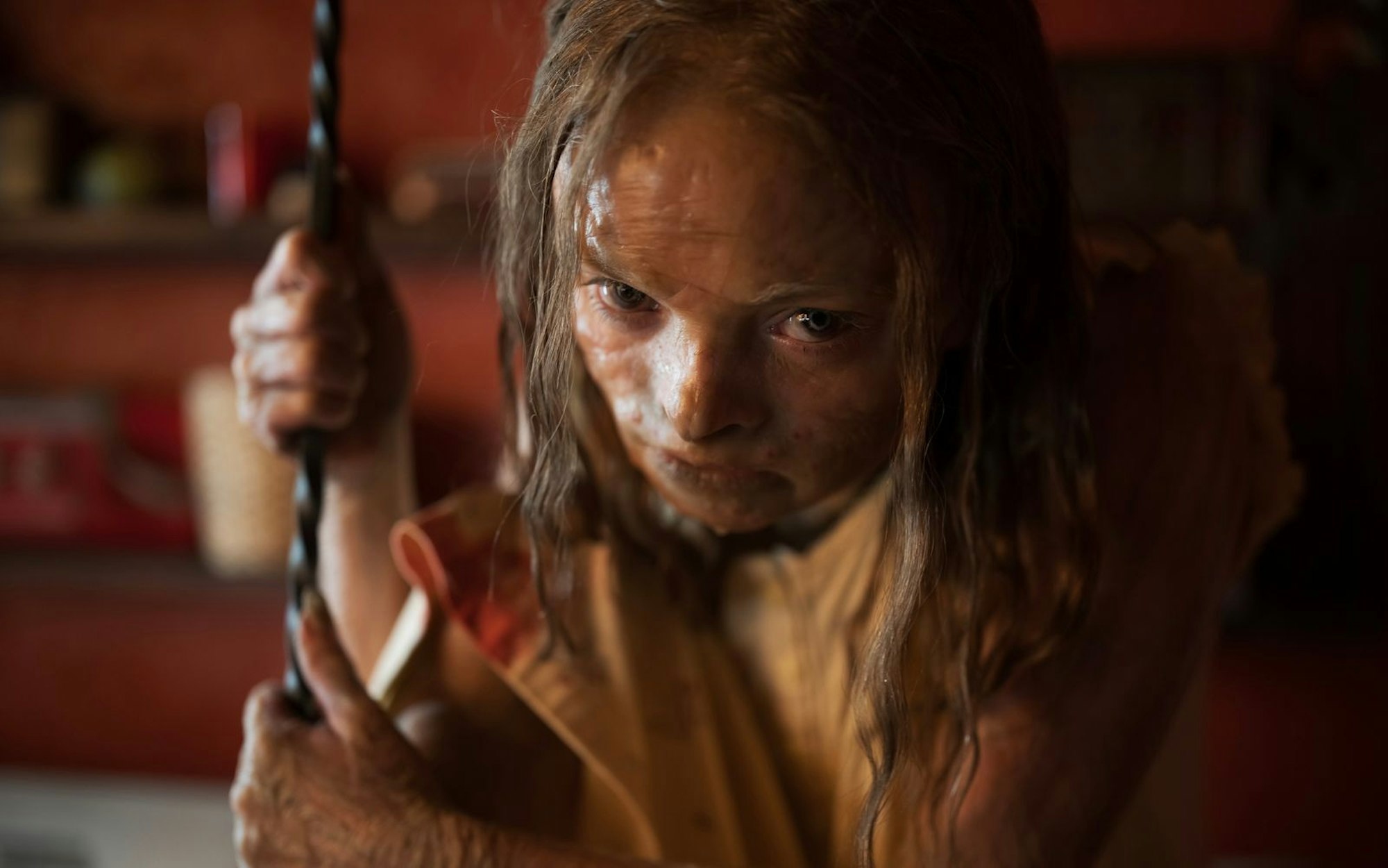 Katie (Natalie Grace) war acht Jahre lang spurlos verschwunden und ist jetzt irgendwie nicht mehr dieselbe. (Bild: 2026 Warner Bros. Pictures/Patrick Redmond)