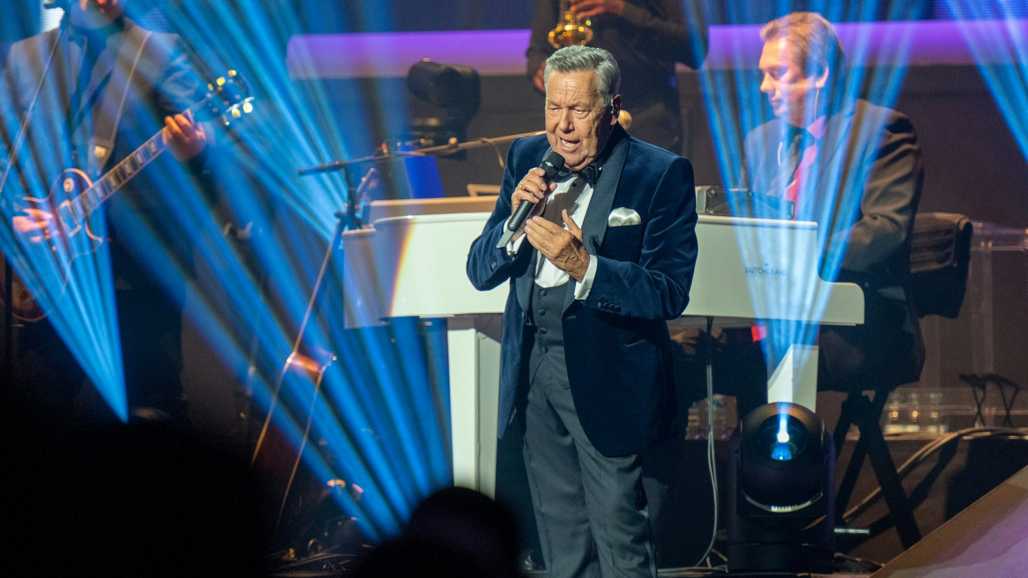Roland Kaiser begeistert seine Fans. Der Schlagersänger gab ein Konzert in der Lanxess-Arena. Foto: Uwe Weiser