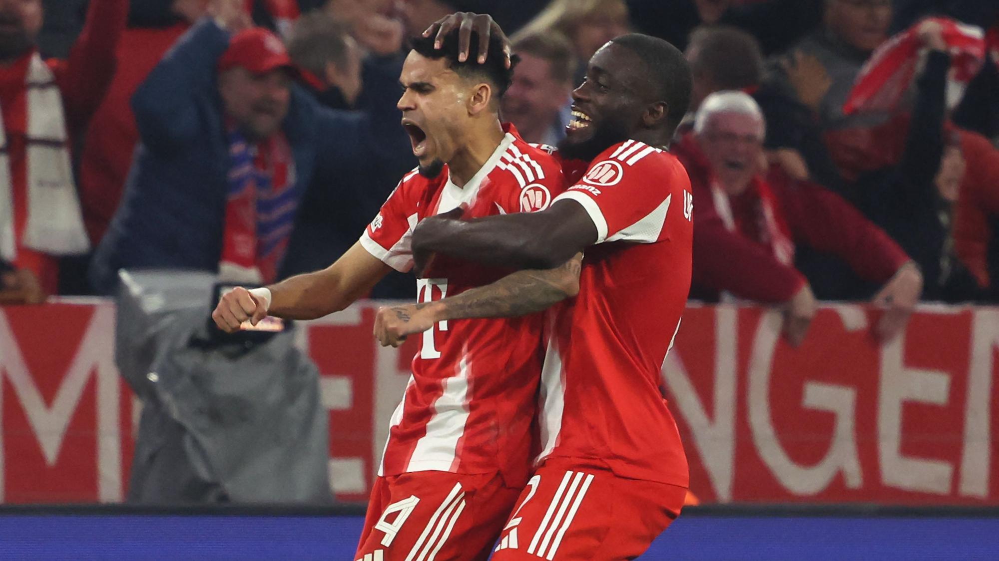 Dayot Upamecano umarmt Luis Diaz von hinten beim Jubeln.