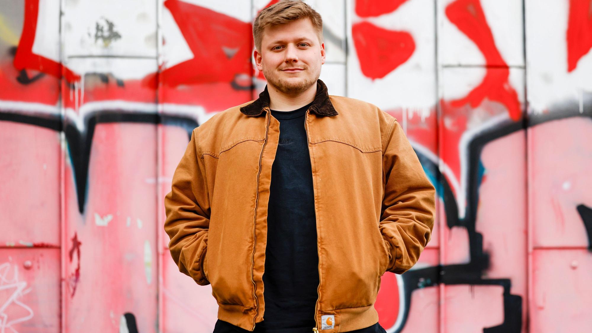Der Schriftsteller und Satiriker Sebastian Hotz (El Hotzo) lebt in Köln und hat einen neuen Roman geschrieben.