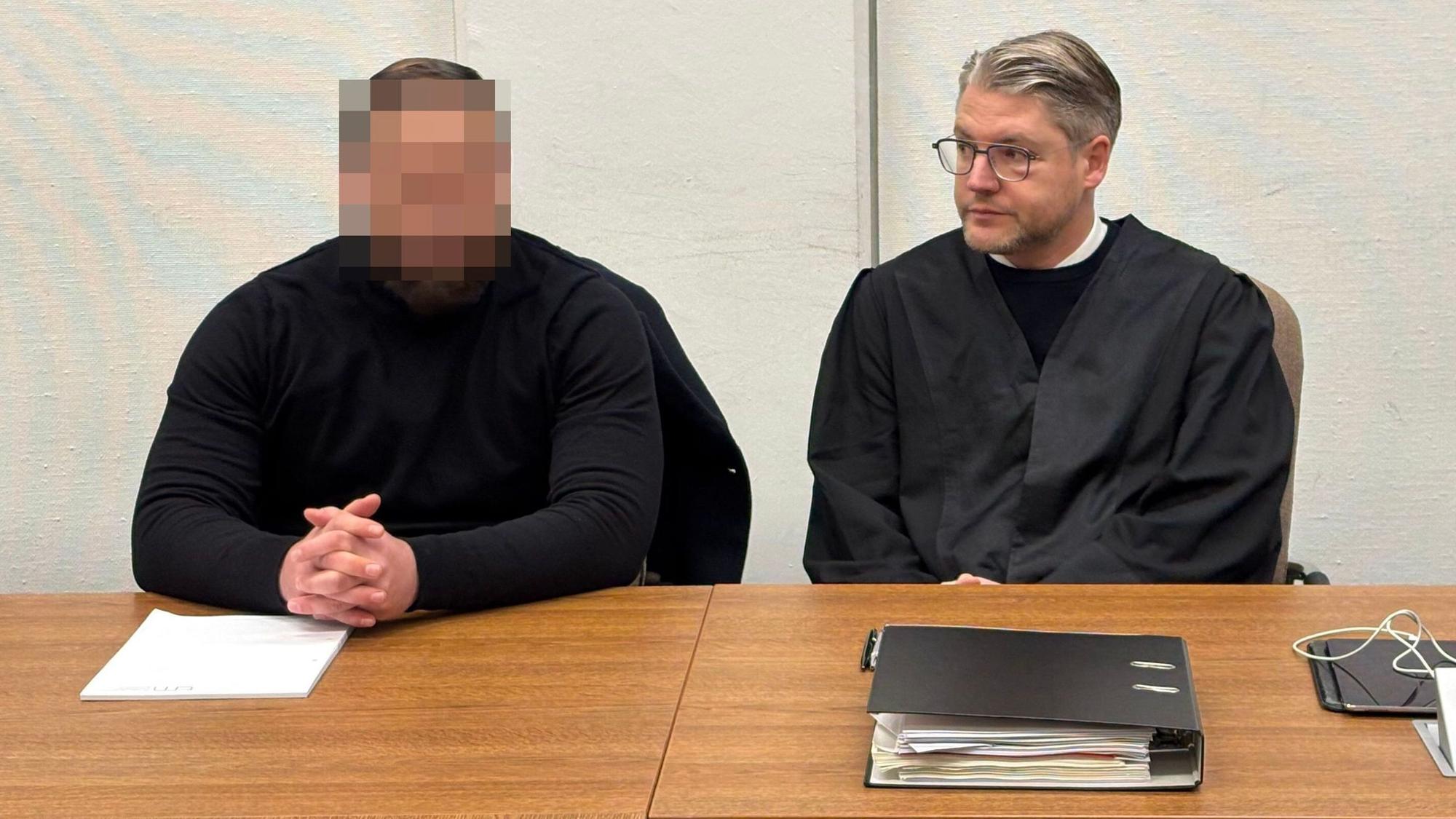 Der Angeklagte Hami S. mit seinem Verteidiger Leonhard Mühlenfeld beim Prozessauftakt im Landgericht Köln.