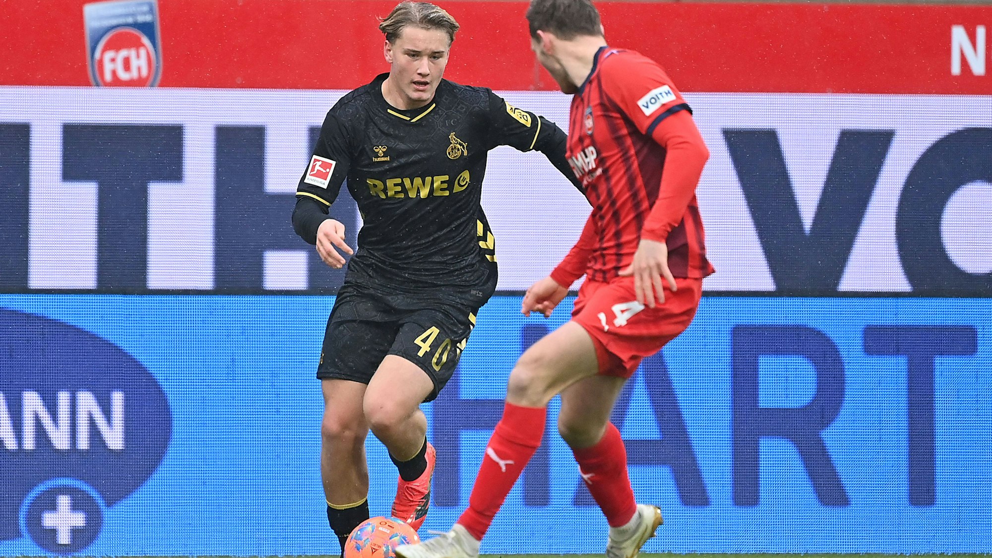Fynn SCHENTEN 1.FC Koeln, Aktion,Zweikampf gegen Tim SIERSLEBEN Heidenheim. Fussball 1. Bundesliga Saison 2025/2026, 16.Spieltag, Spieltag16 1.FC Heidenheim - 1.FC Koeln 2-2 am 10.01.2026, VOITH ARENA *** Fynn SCHENTEN 1 FC Koeln , Action,duel against Tim SIERSLEBEN Heidenheim Football 1 Bundesliga Season 2025 2026, 16 Matchday, Matchday16 1 FC Heidenheim 1 FC Koeln 2 2 on 10 01 2026, VOITH ARENA