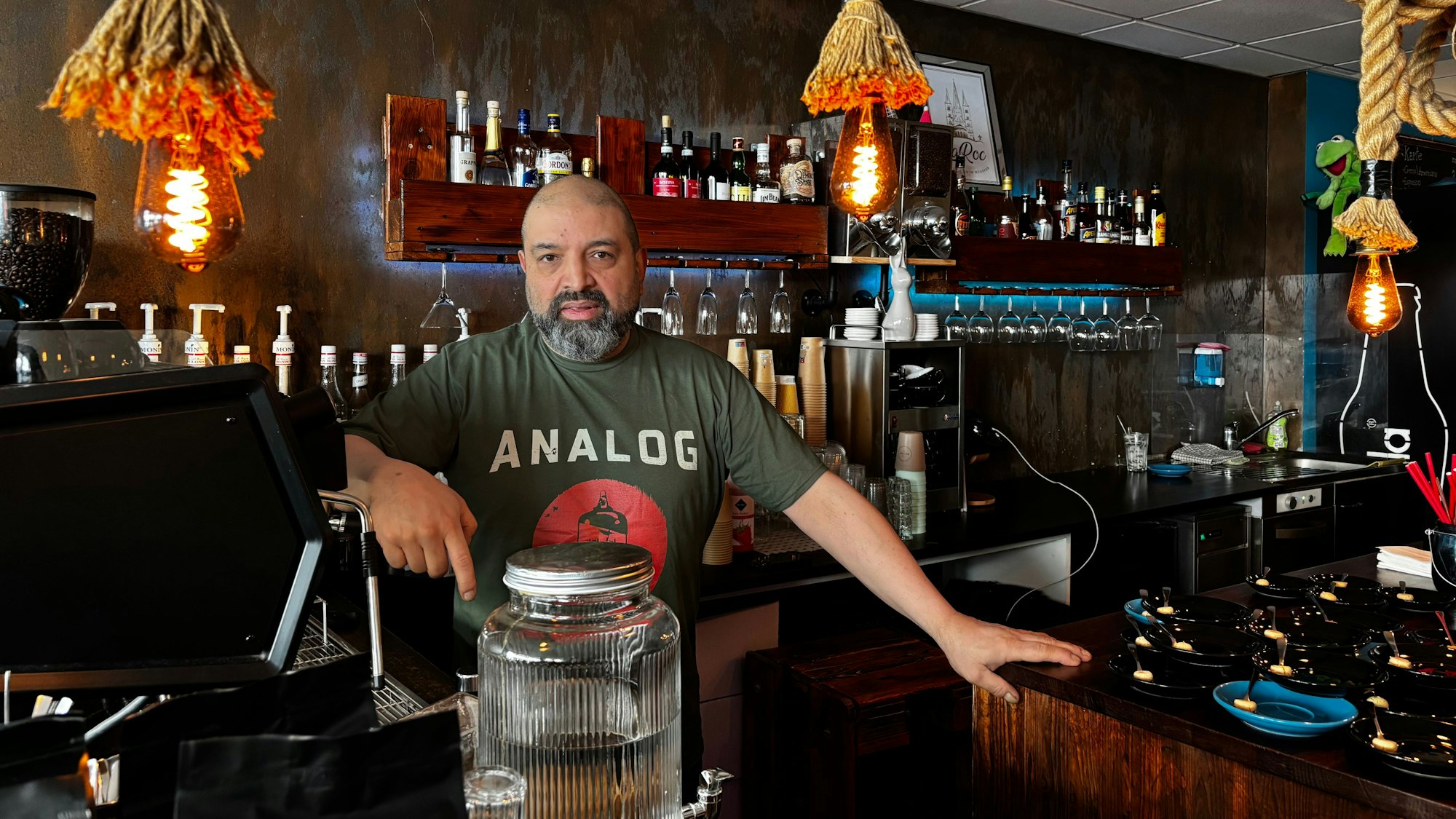 Lais Etemadi hinter der Theke.