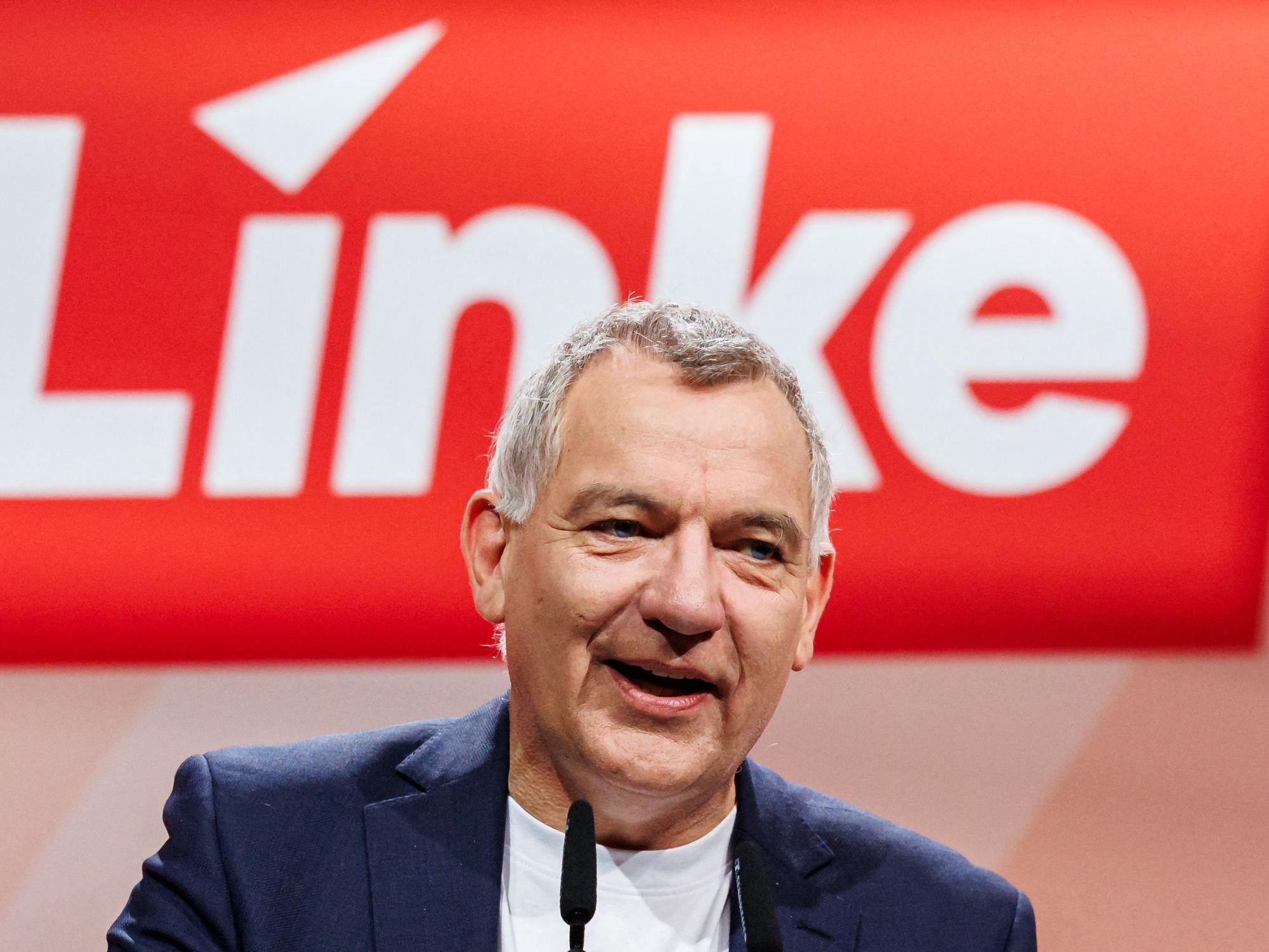 Jan van Aken spricht in ein Mikrofon.