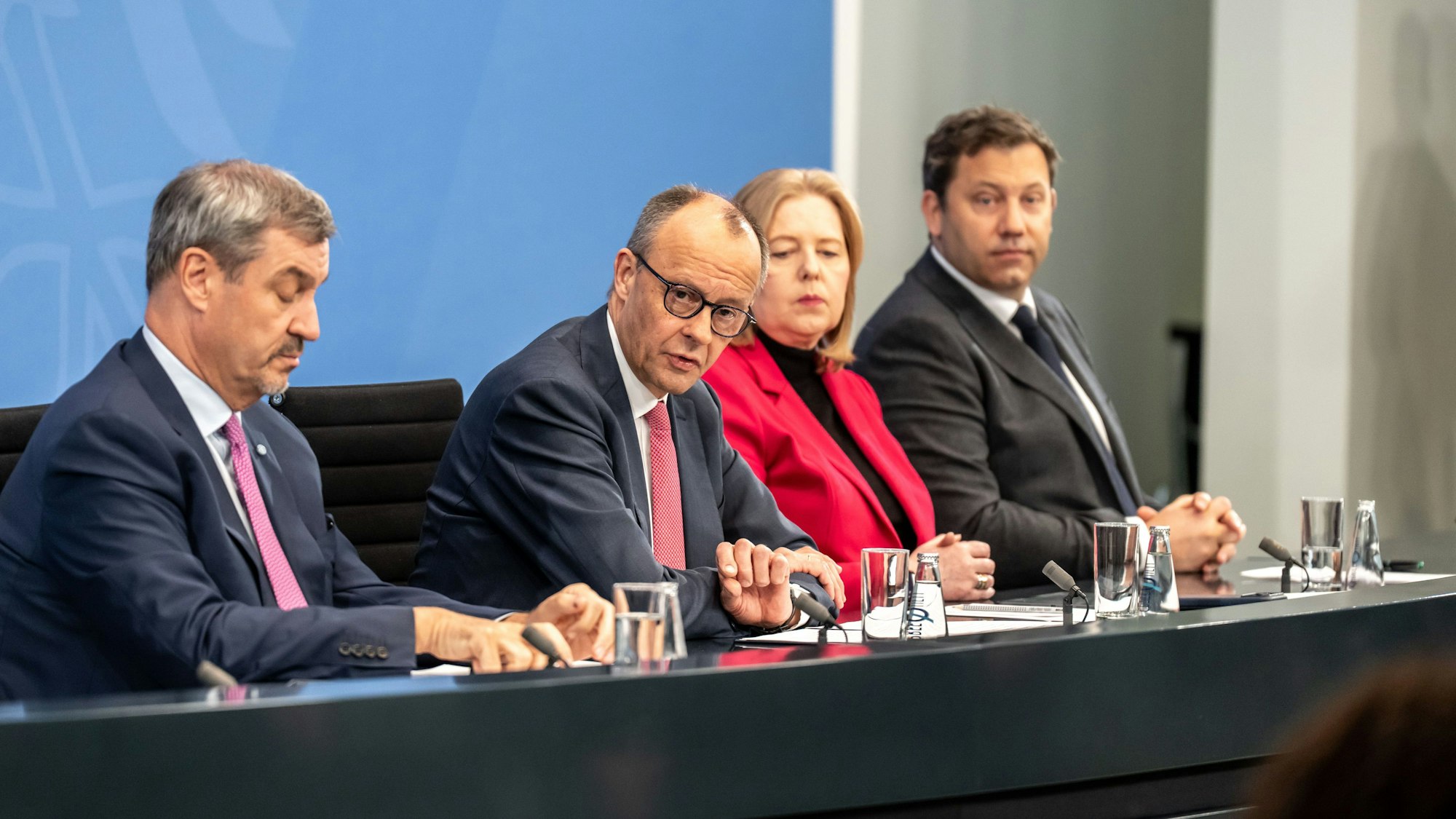 Markus Söder, Bundeskanzler Friedrich Merz, Bärbel Bas sowie Lars Klingbeil nehmen an der Pressekonferenz nach dem Koalitionsausschuss teil.