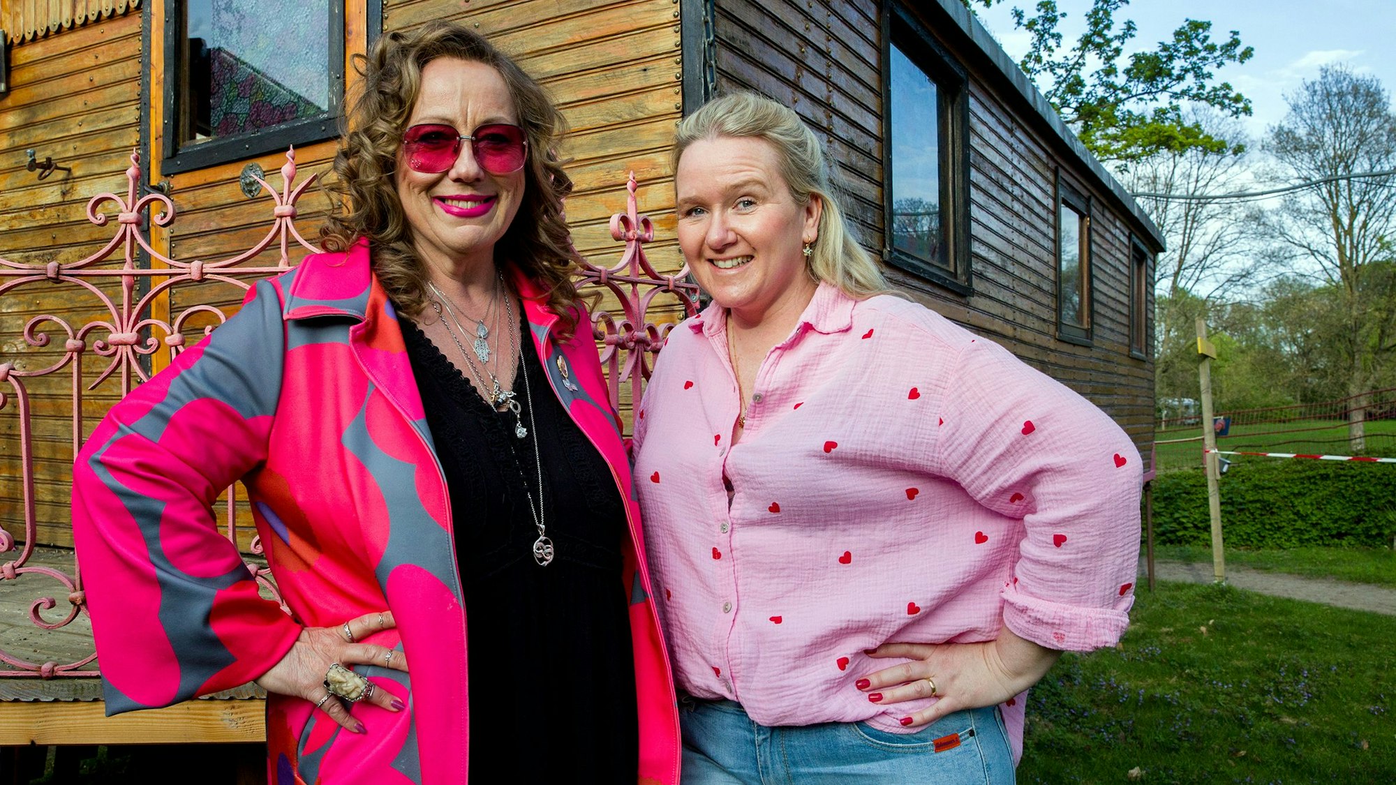 Regisseurin Susanne Kamp (l.) und Spielleiterin Nina Blume bei der Kumede-Probe im Latibul.