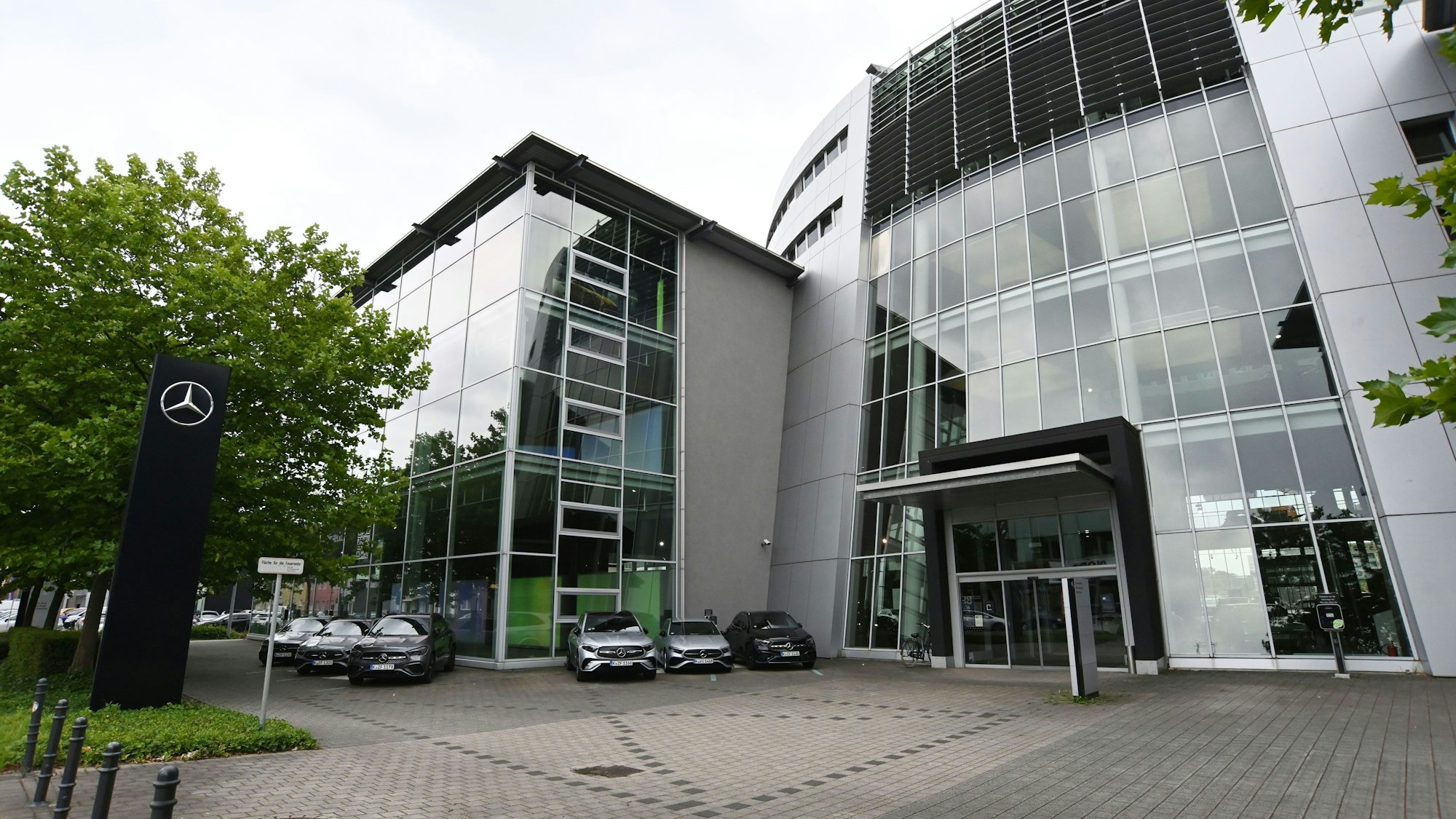 Das ehemalige Autohaus von Mercedes an der Widdersdorfer Straße/Ecke Mercedes-Allee.