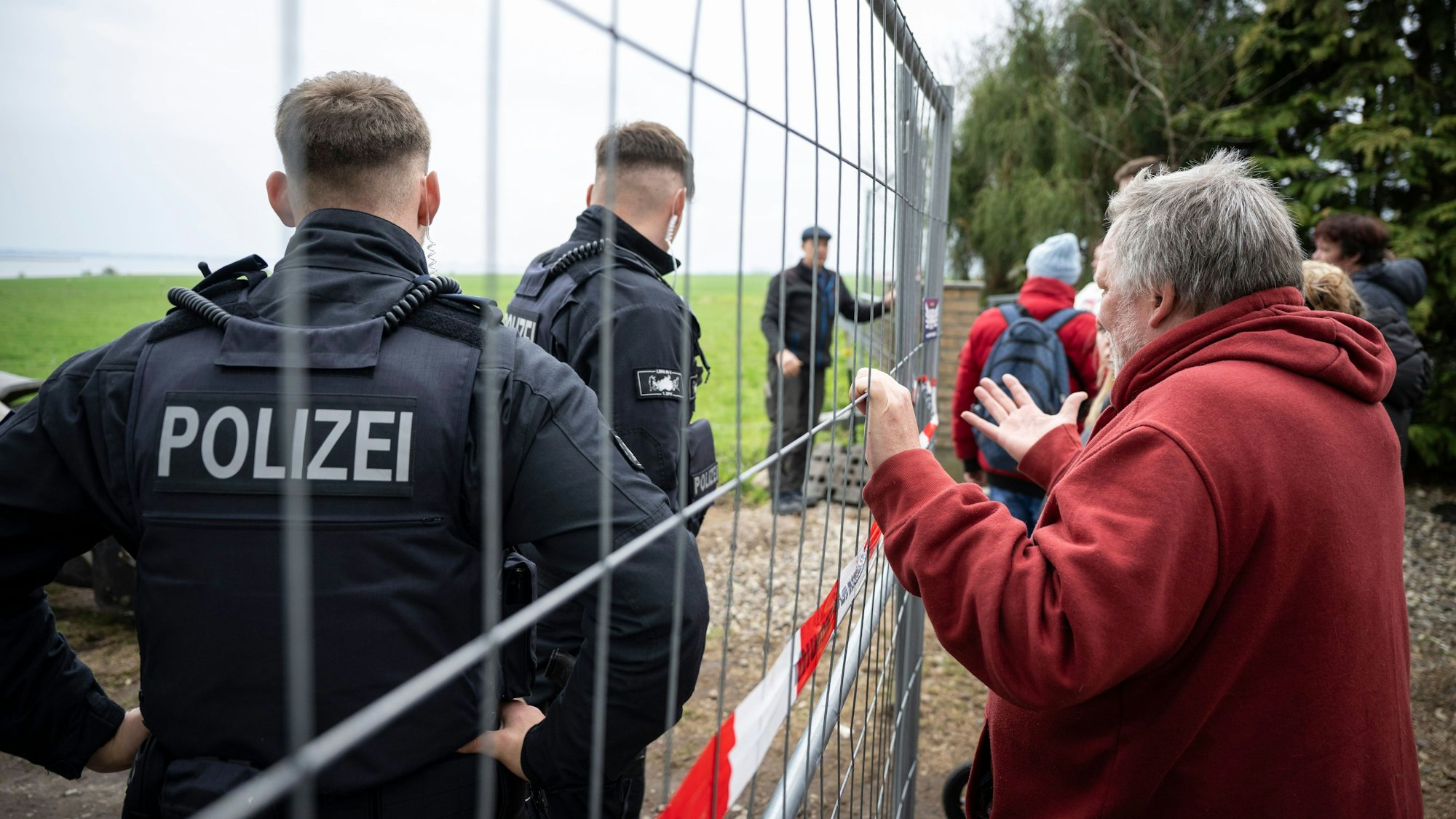 Polizisten sperren am Ufer einen Zugang in der Nähe des gestrandeten Buckelwals.