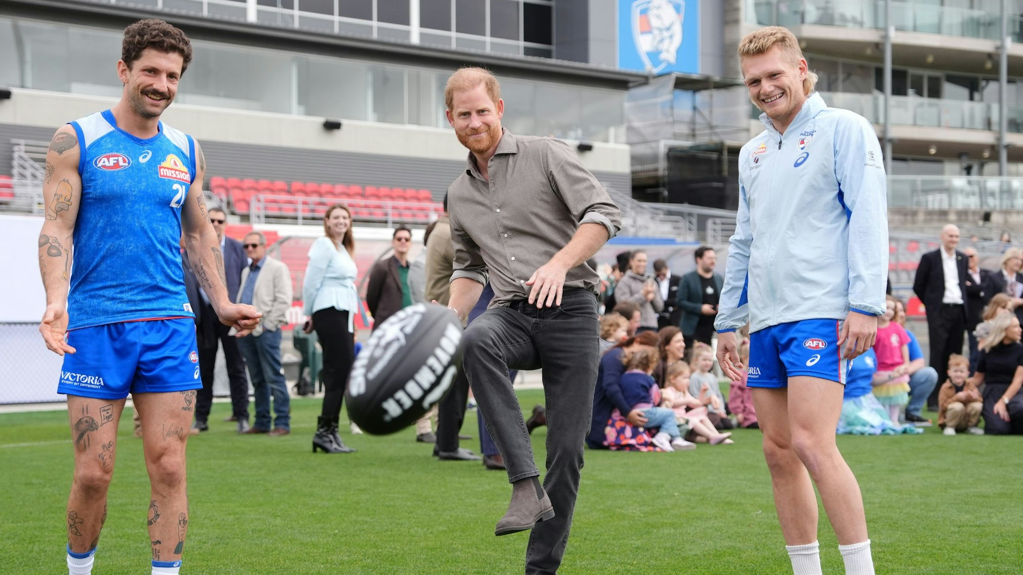 Prinz Harry spielt einen Football während eines Australian Rules Football-Trainings der Western Bulldogs in Footscray, einem Vorort von Melbourne.