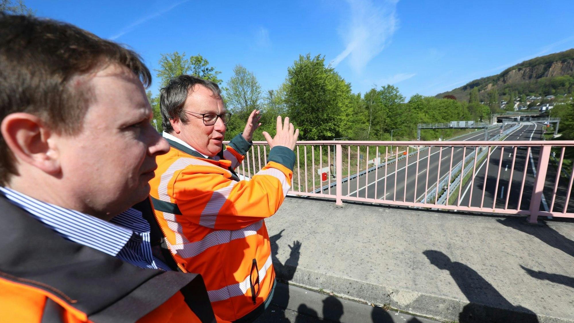 Oliver Krischer steht auf der Straße.