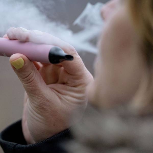 Eine Frau raucht eine E-Zigarette. Nichtraucherschutz soll in NRW zukünftig auch bei E-Zigaretten und Cannabis gelten.