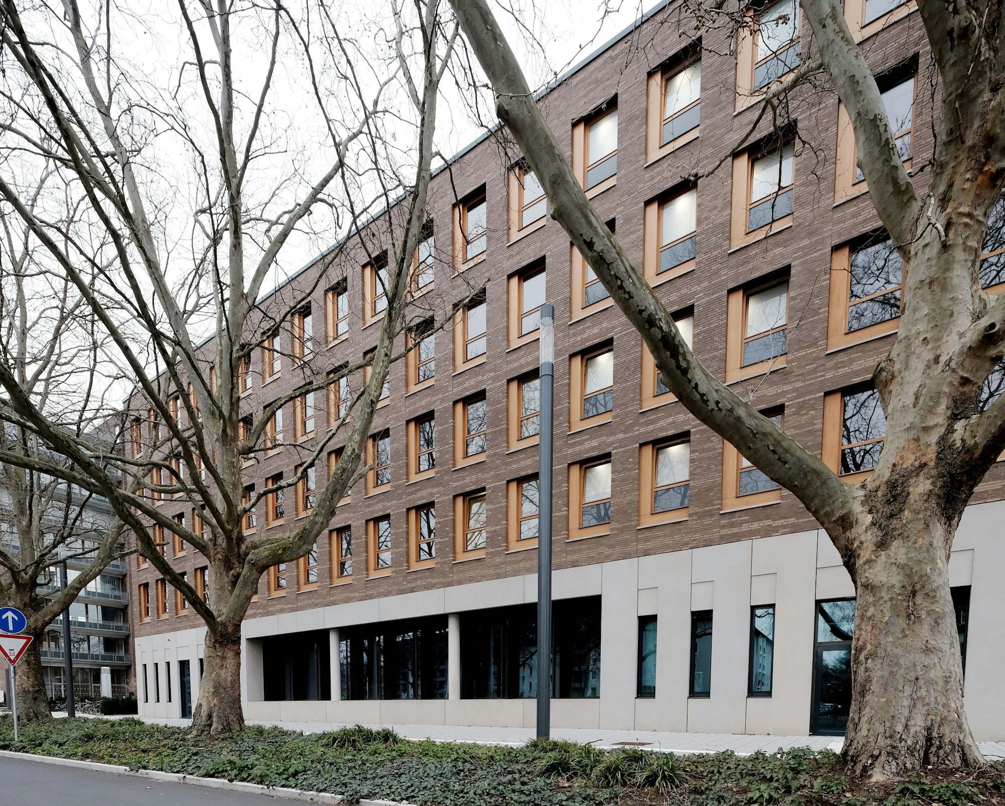 20.03.2020, Köln:Fassadenklinker werden immer häufiger bei Neubauten verwendet und lösen die vorher dominierenden Stahl-/Glasfassaden ab. Wiso-Gebäude, Universitätsstraße. Foto: Max Grönert