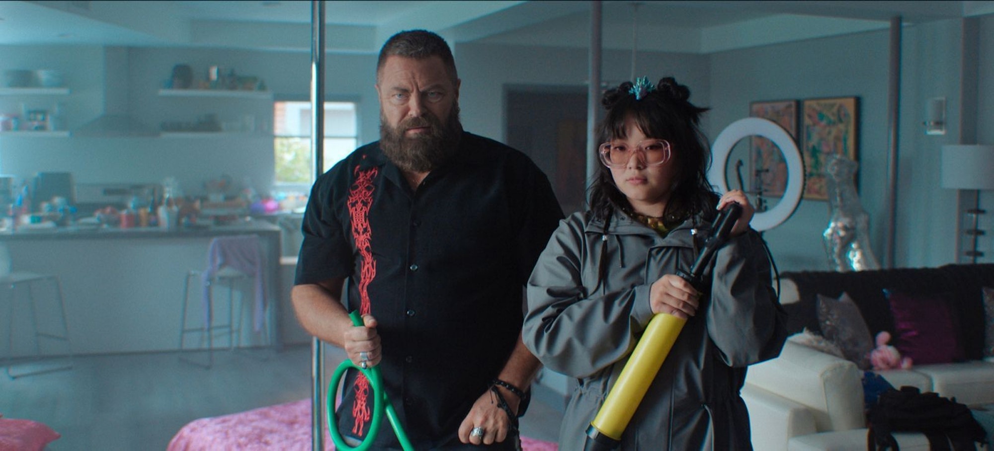 Margos Papa, der Ex-Wrestler Jinx (Nick Offerman), war lange aus ihrem Leben verschwunden, zieht nun aber in ihre WG und versteht sich blendend mit Mitbewohnerin Susie (Thaddea Graham). (Bild: © Apple TV)