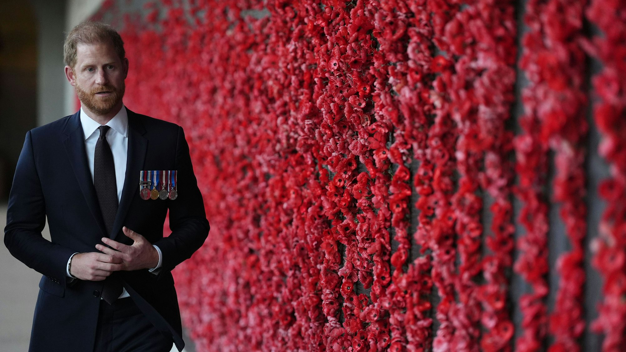 Prinz Harry besichtigt am zweiten Tag seiner Australienreise die Wall of Remembrance am Australian War Memorial.