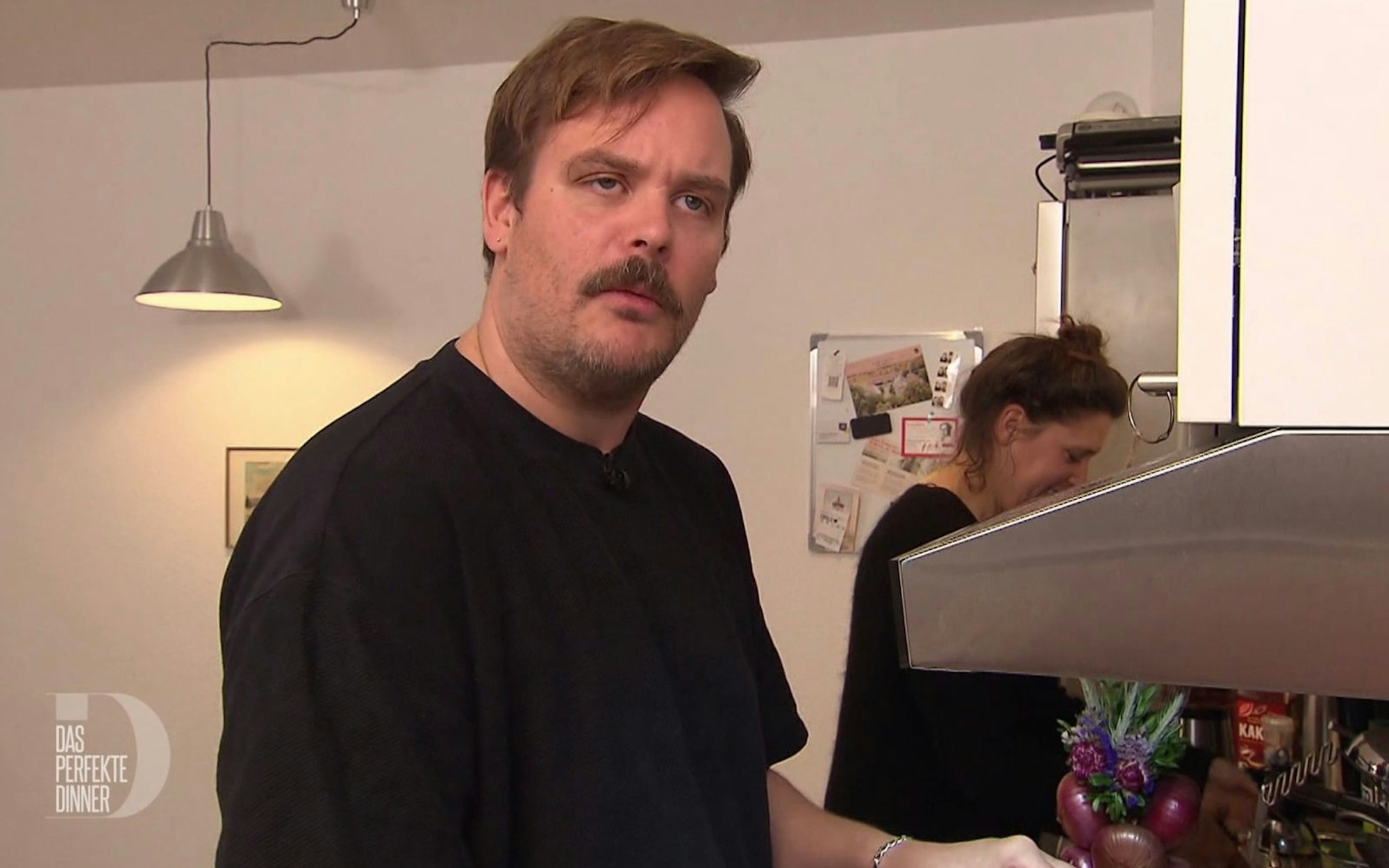 Angelika unterstützt Johannes bei seinem „perfekten Dinner“. (Bild: RTL)