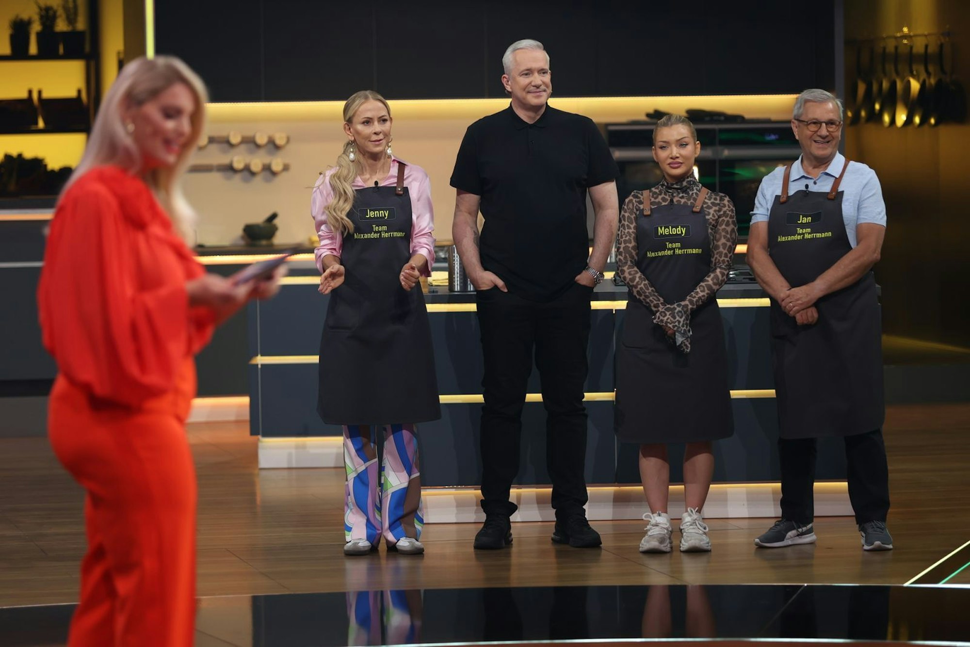 Alexander Herrmanns Team aus Jenny Elvers, Melody Haase und Jan Hofer bekommt den zweiten roten Stern. (Bild: Joyn/ Benedikt Müller)