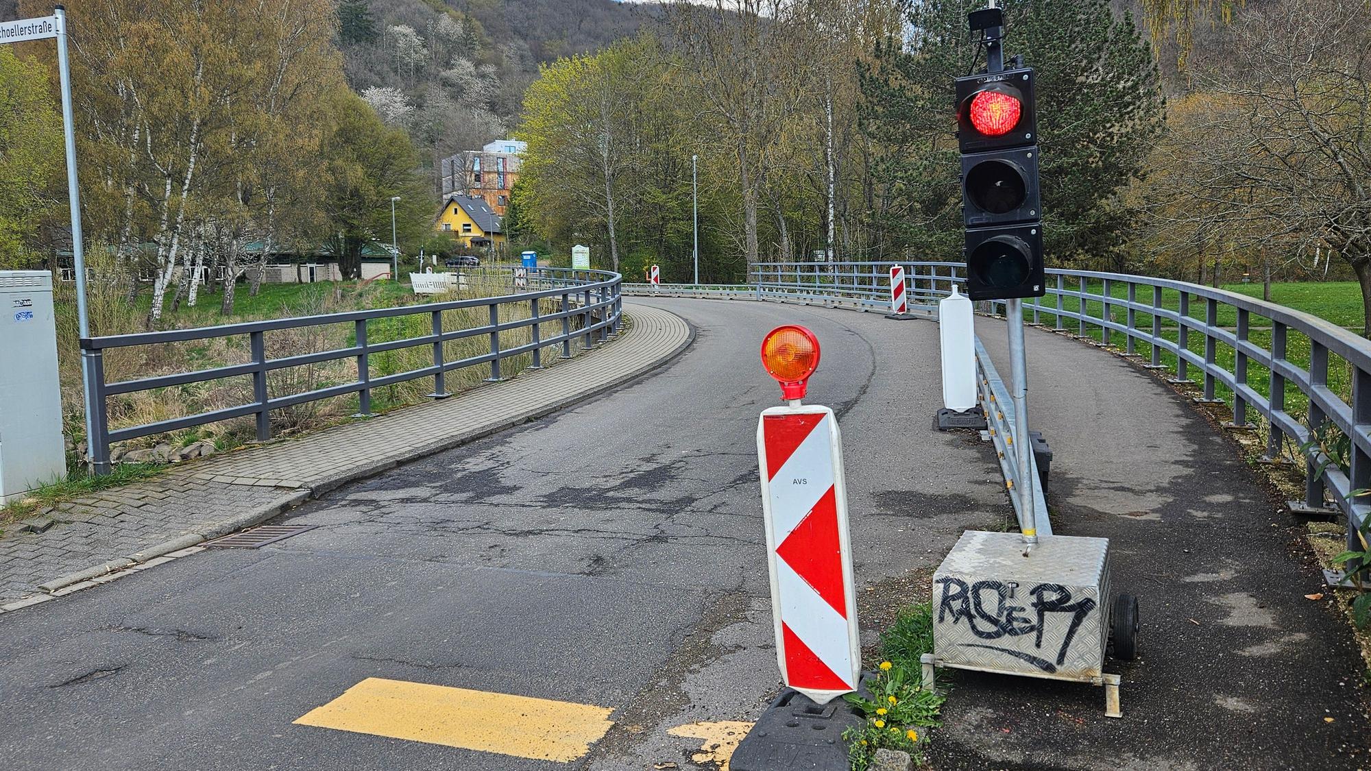 Das Foto zeigt die Ampel und dahinter die halbseitig abgesperrte Brücke.