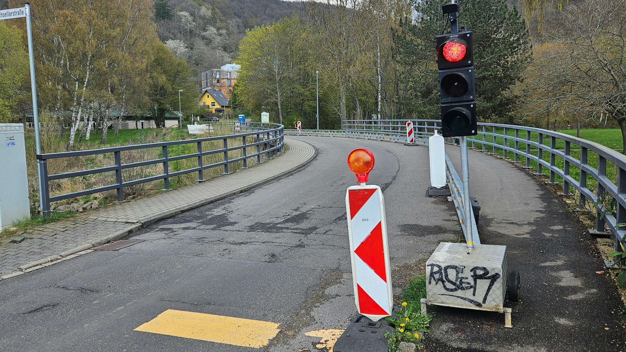 Das Foto zeigt die Ampel und dahinter die halbseitig abgesperrte Brücke.