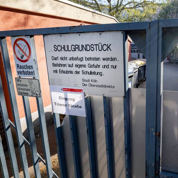 An Kölner Schulhöfen hängen Schilder, die den Zutritt für die Öffentlichkeit verbieten.