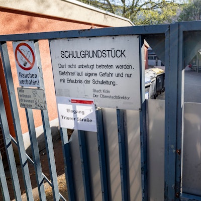 An Kölner Schulhöfen hängen Schilder, die den Zutritt für die Öffentlichkeit verbieten.