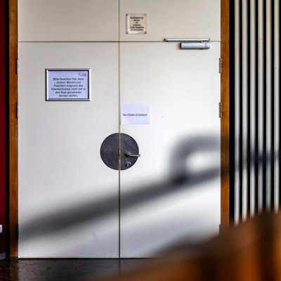 Das Bild zeigt das Stadttheater in Euskirchen. An einer Eingangstür steht „Das Theater ist gesperrt“.