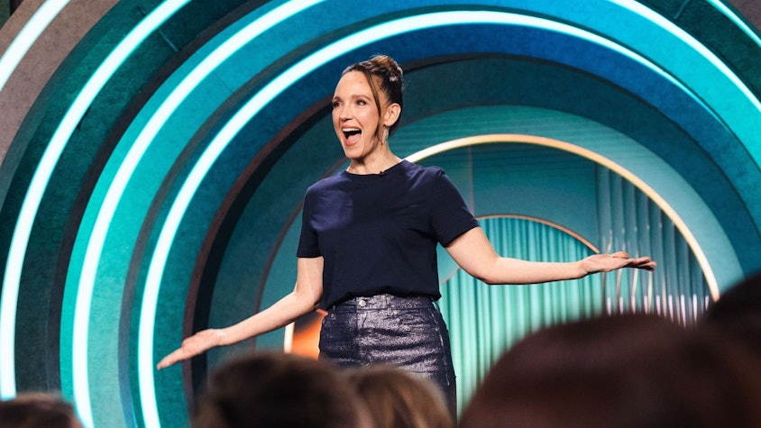 „Um in Stimmung zu kommen, brauchen wir vor allen Dingen Entspannung!“, erklärt Carolin Kebekus in ihrer Show und appellierte an Ehemänner, sich im Haushalt mehr einzubringen. (Bild: WDR/Ben Knabe)
