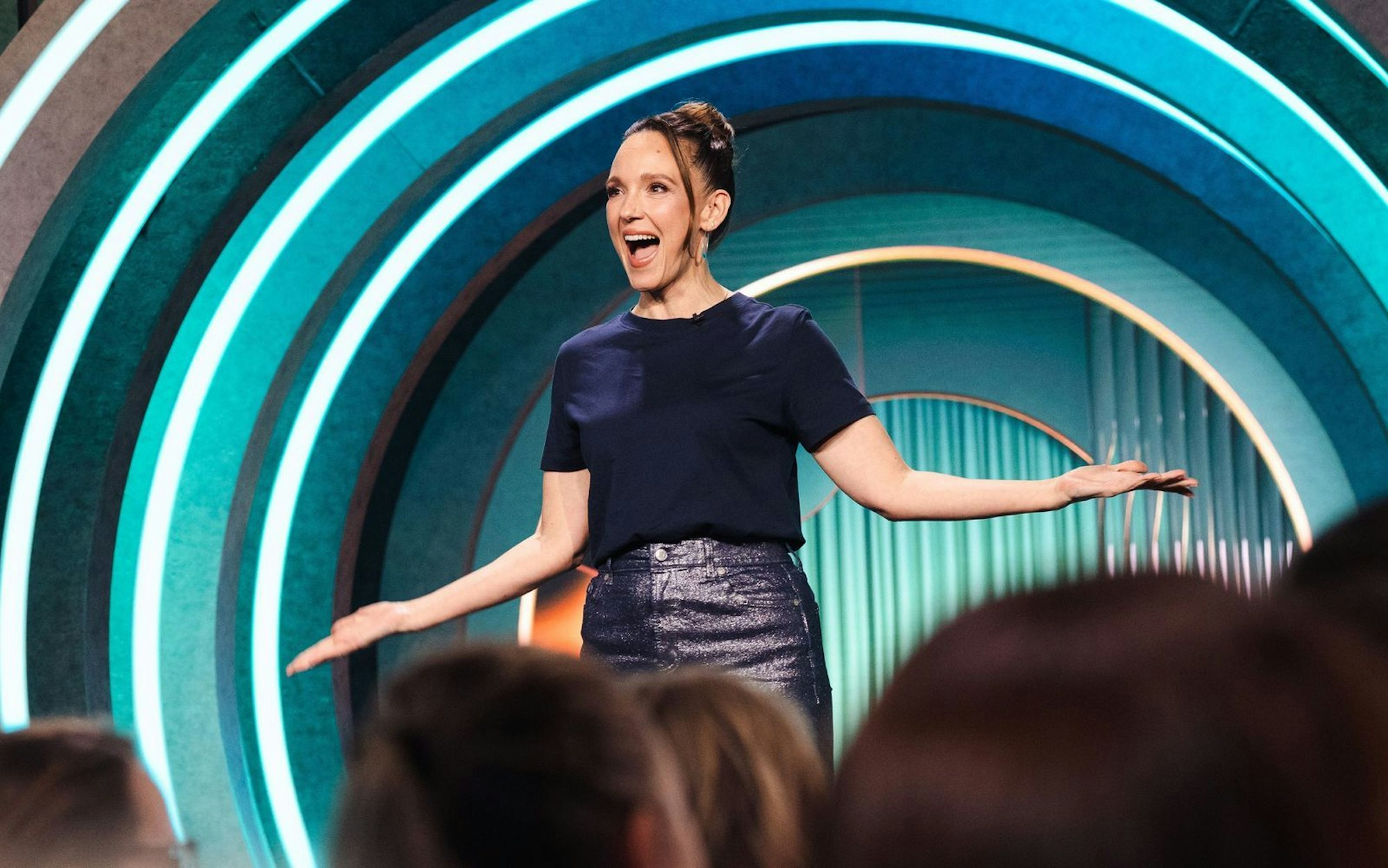 „Um in Stimmung zu kommen, brauchen wir vor allen Dingen Entspannung!“, erklärt Carolin Kebekus in ihrer Show und appellierte an Ehemänner, sich im Haushalt mehr einzubringen. (Bild: WDR/Ben Knabe)