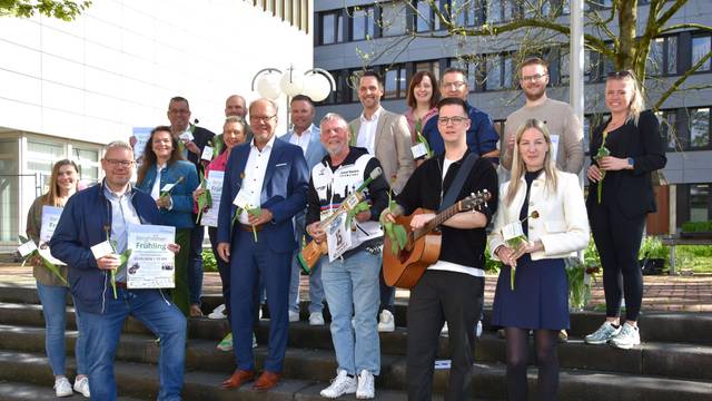 Mit dem Organisationsteam und den Sponsoren stellte Bürgermeister Volker Mießeler das Programm des Bergheimer Frühlings vor.