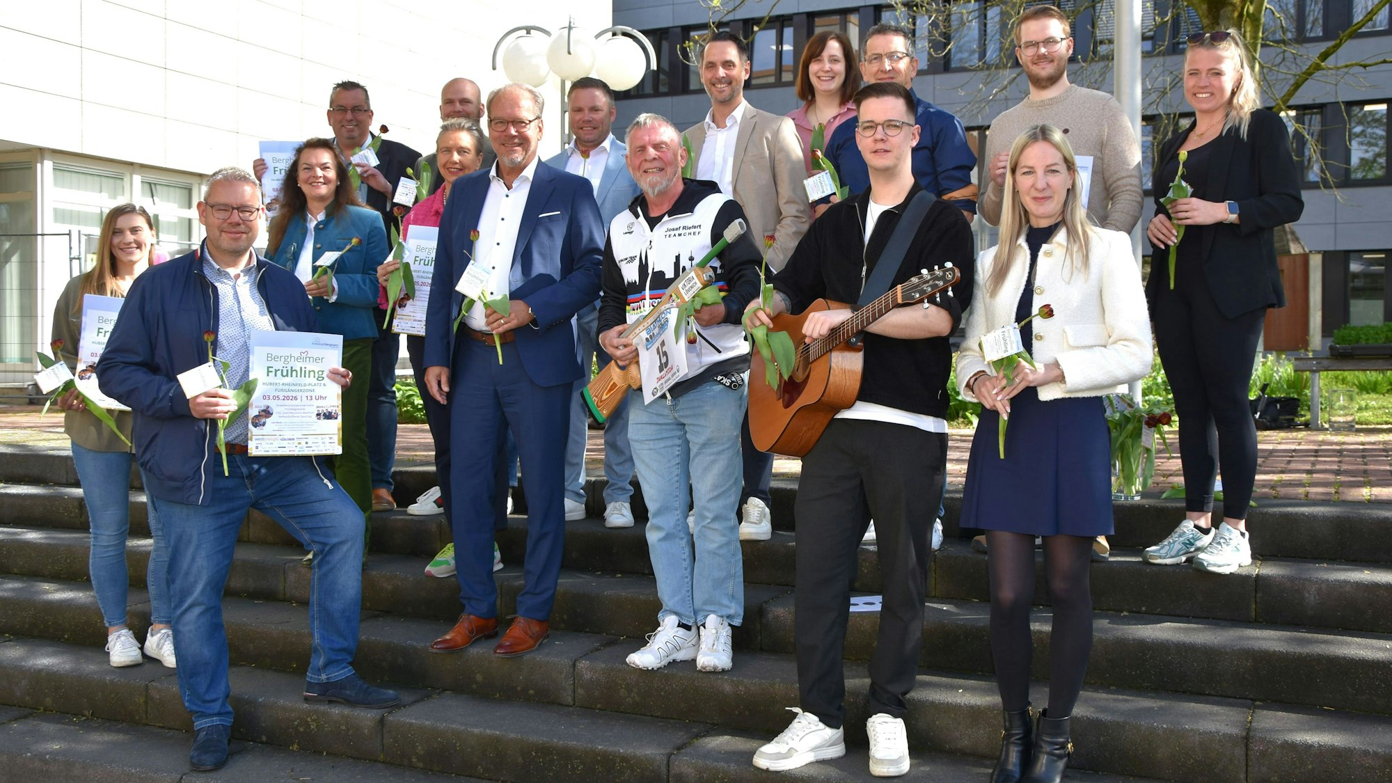 Mit dem Organisationsteam und den Sponsoren stellte Bürgermeister Volker Mießeler das Programm des Bergheimer Frühlings vor.
