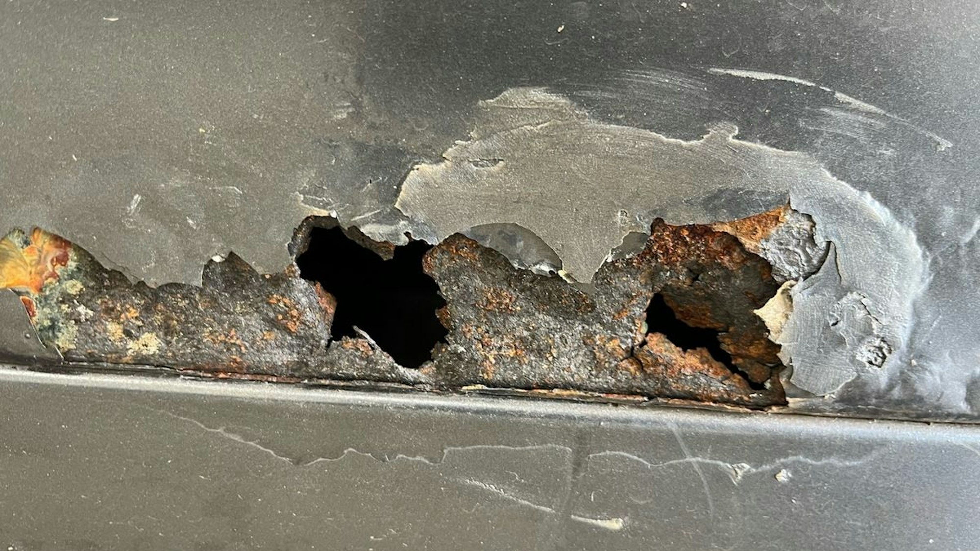 Maroder Audi bei Verkehrskontrolle von der Polizei gestoppt.