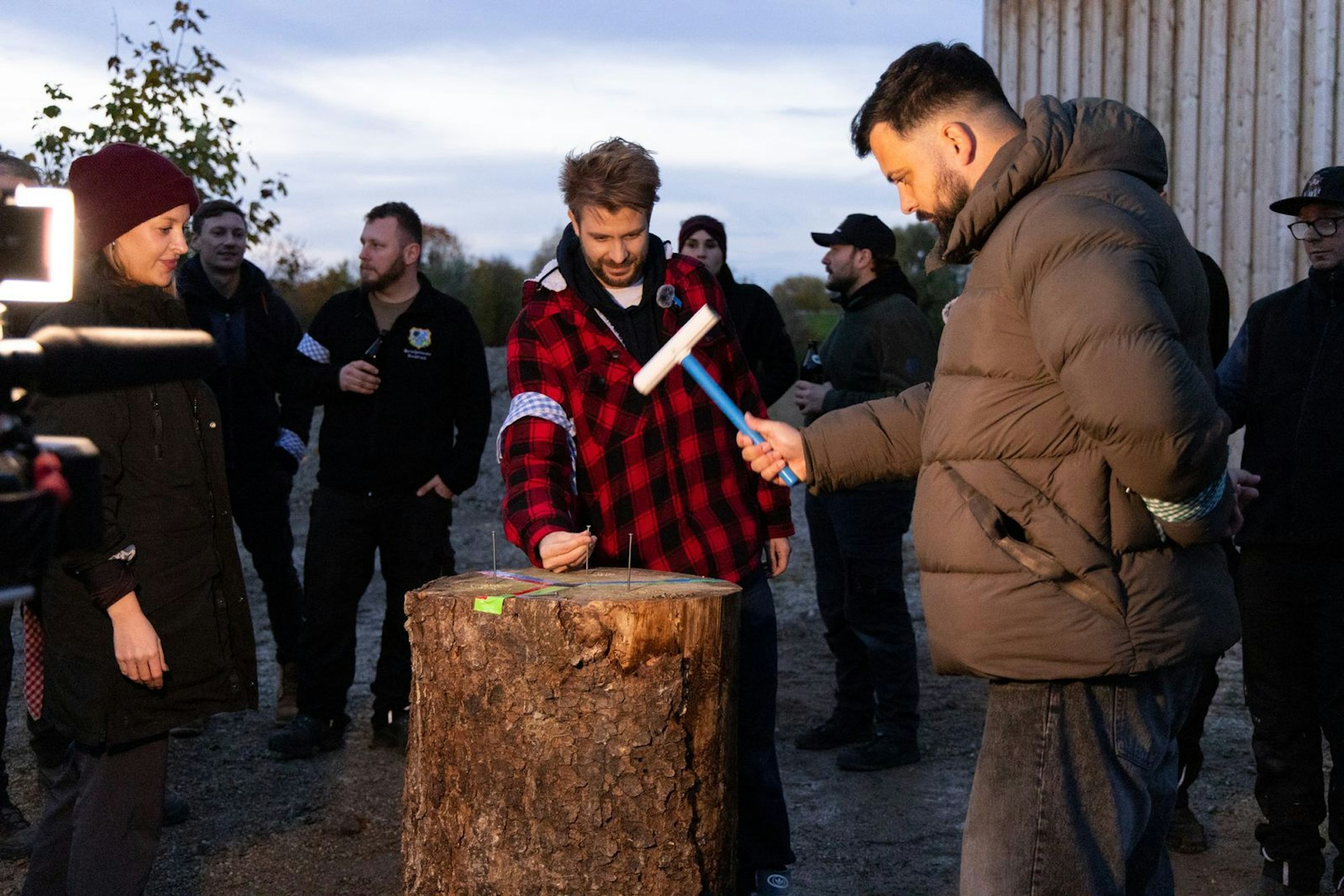 Stellen sich der Nagel-Probe (von links): Julia „Tschuggi“ Nageler, Zeo und Saint Skye. (Bild: BR/EndemolShine Germany/Jonas Mertens)