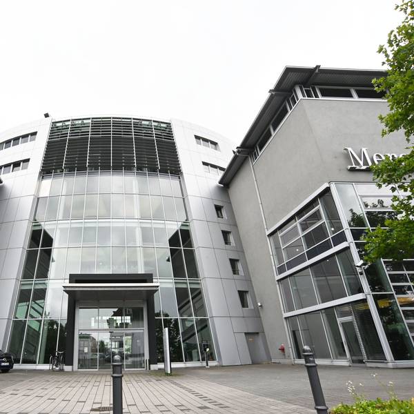 In diesem ehemaligen Autohaus an der Mercedes-Allee in Ehrenfeld sollte das Exploradom entstehen.