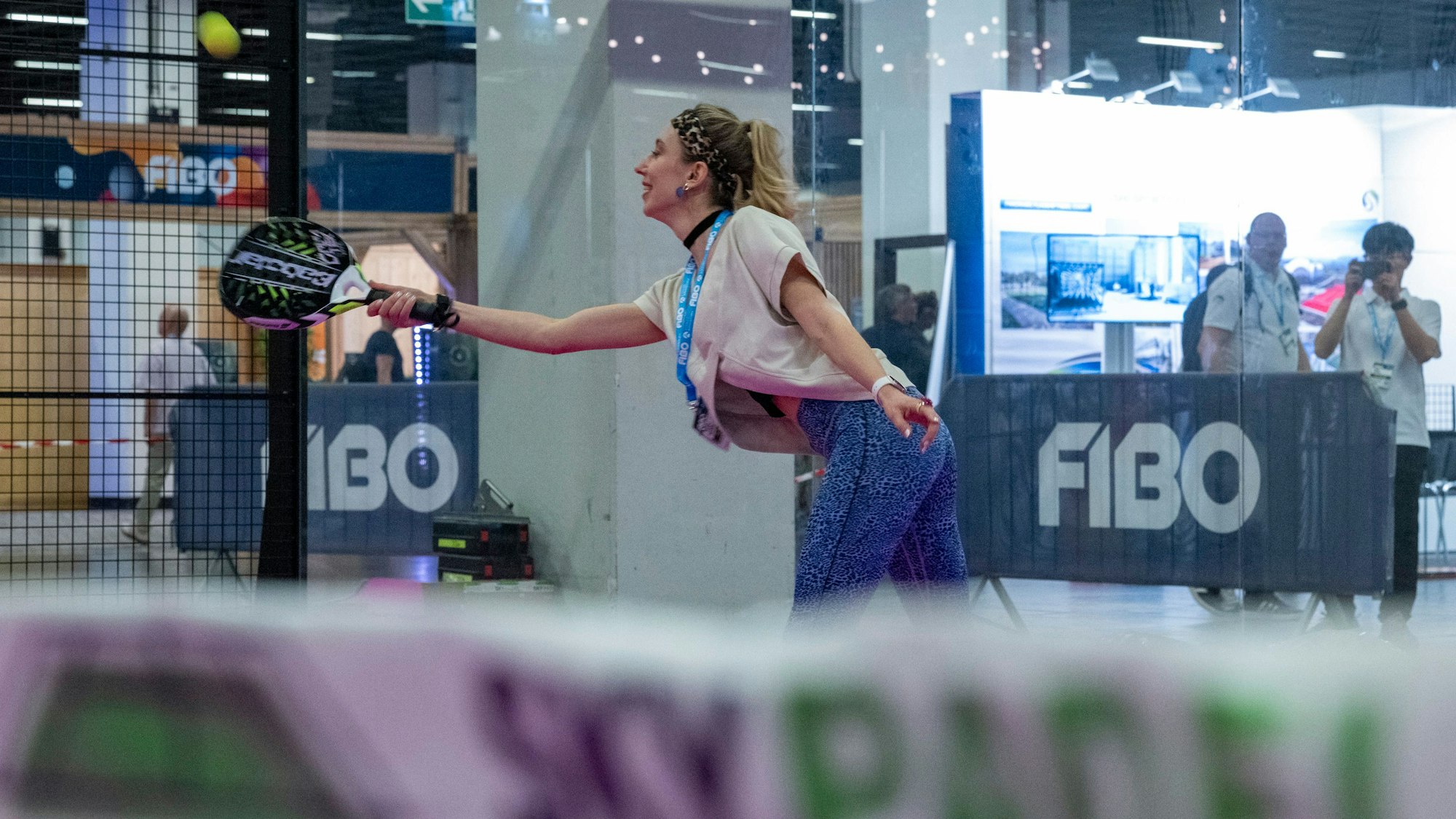 Eine Frau spielt Padel bei der Fibo.