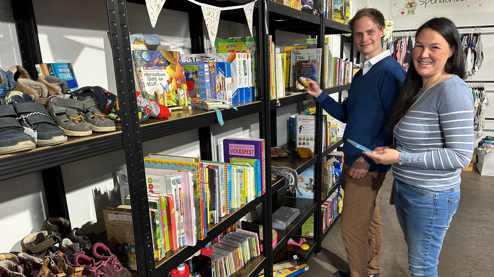 Katharina und Simon Theiß an einem Mietregal im Verkaufsraum der Wichtelwiese in Sankt Augustin.