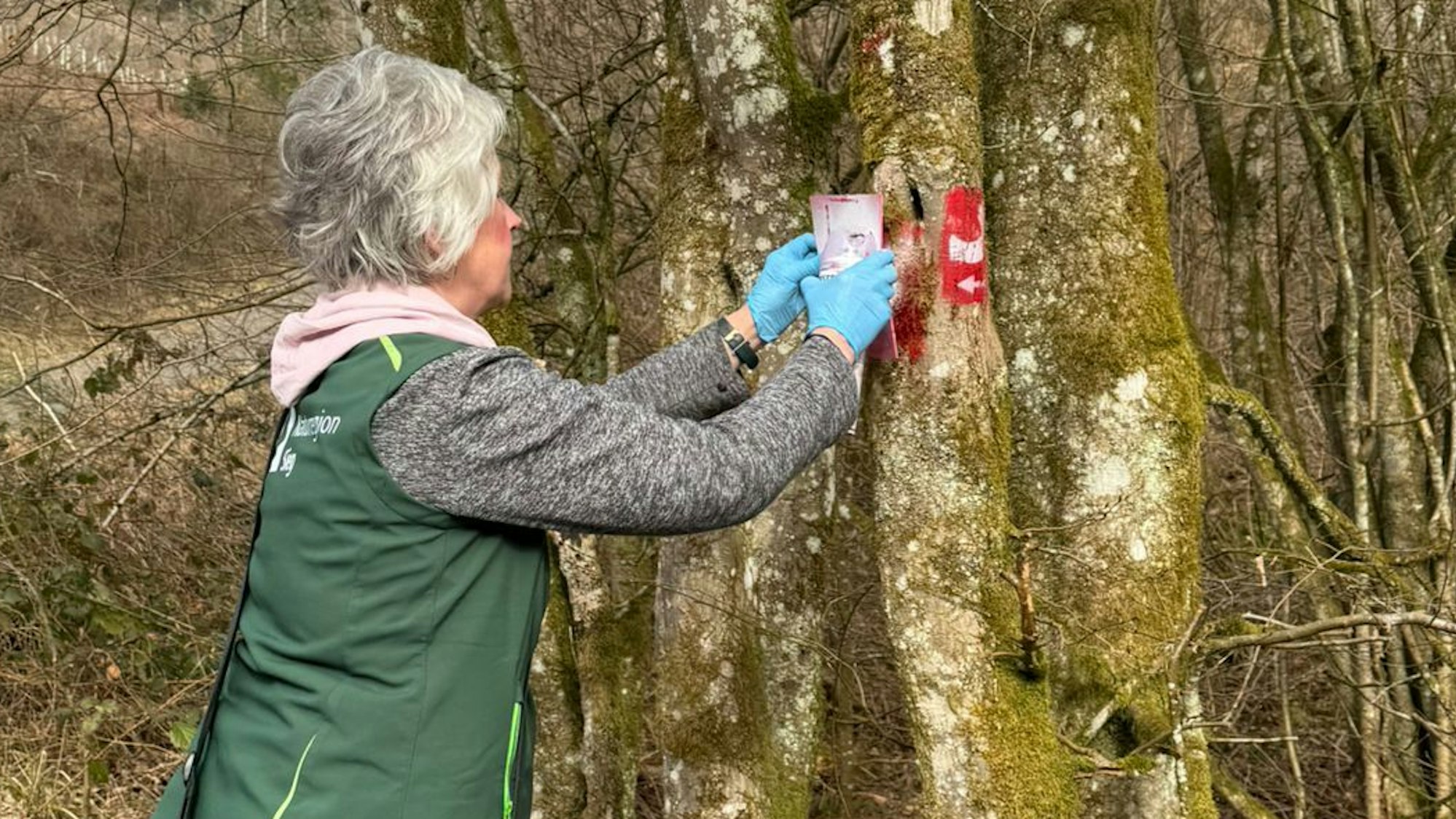 Iri Wunschmann-Dick und Barbara Hammermann sind Wegepatinnen in Windeck und bieten Klangauszeiten an.
Zur Aufgabe von Wegepaten gehört die ordentliche Beschilderung und Markierung.