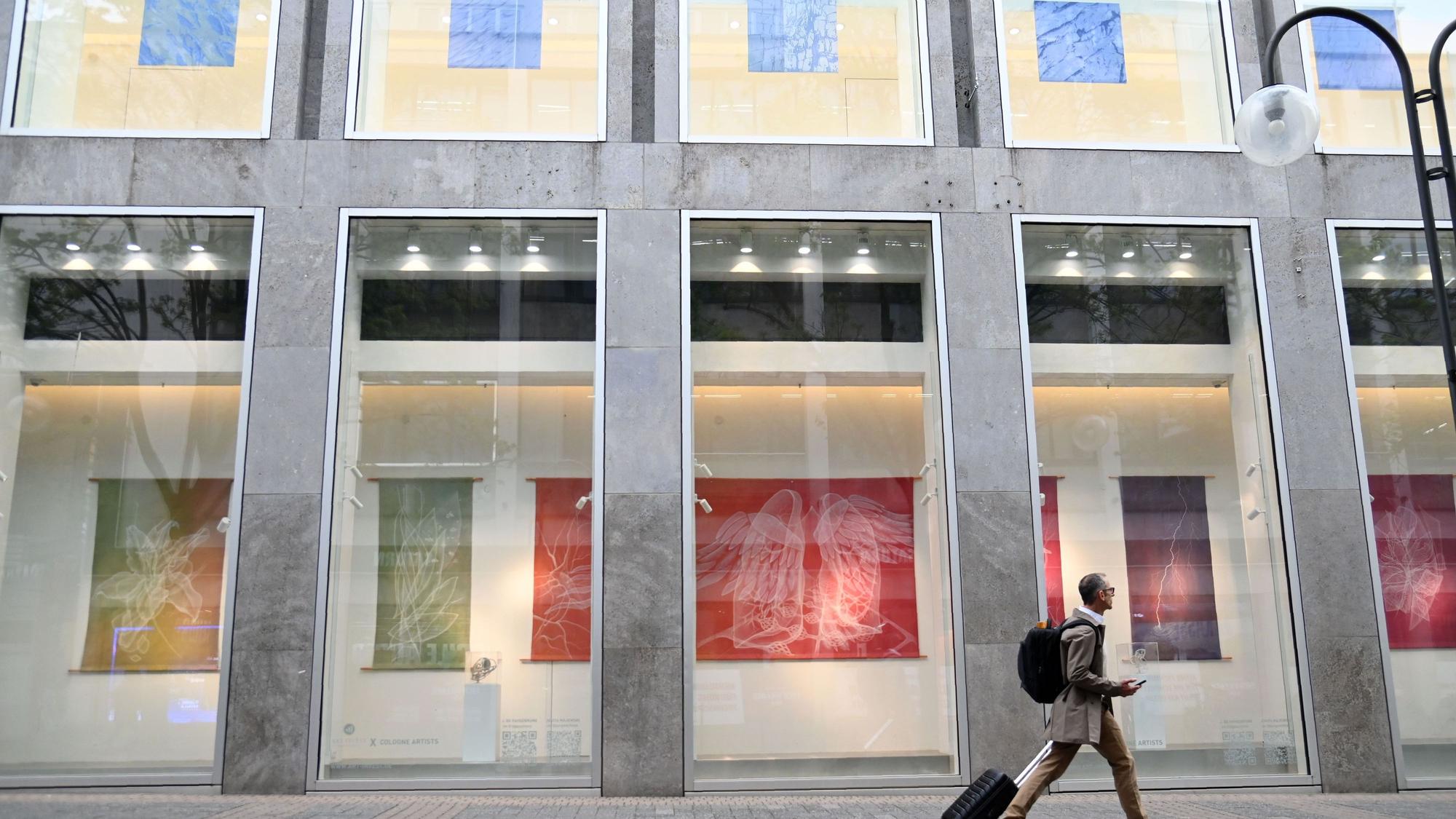 Im leerstehenden Ex-Uniqlo-Sitz an der Ecke Gürzenichstraße sind nun Kunstwerke ausgestellt.
