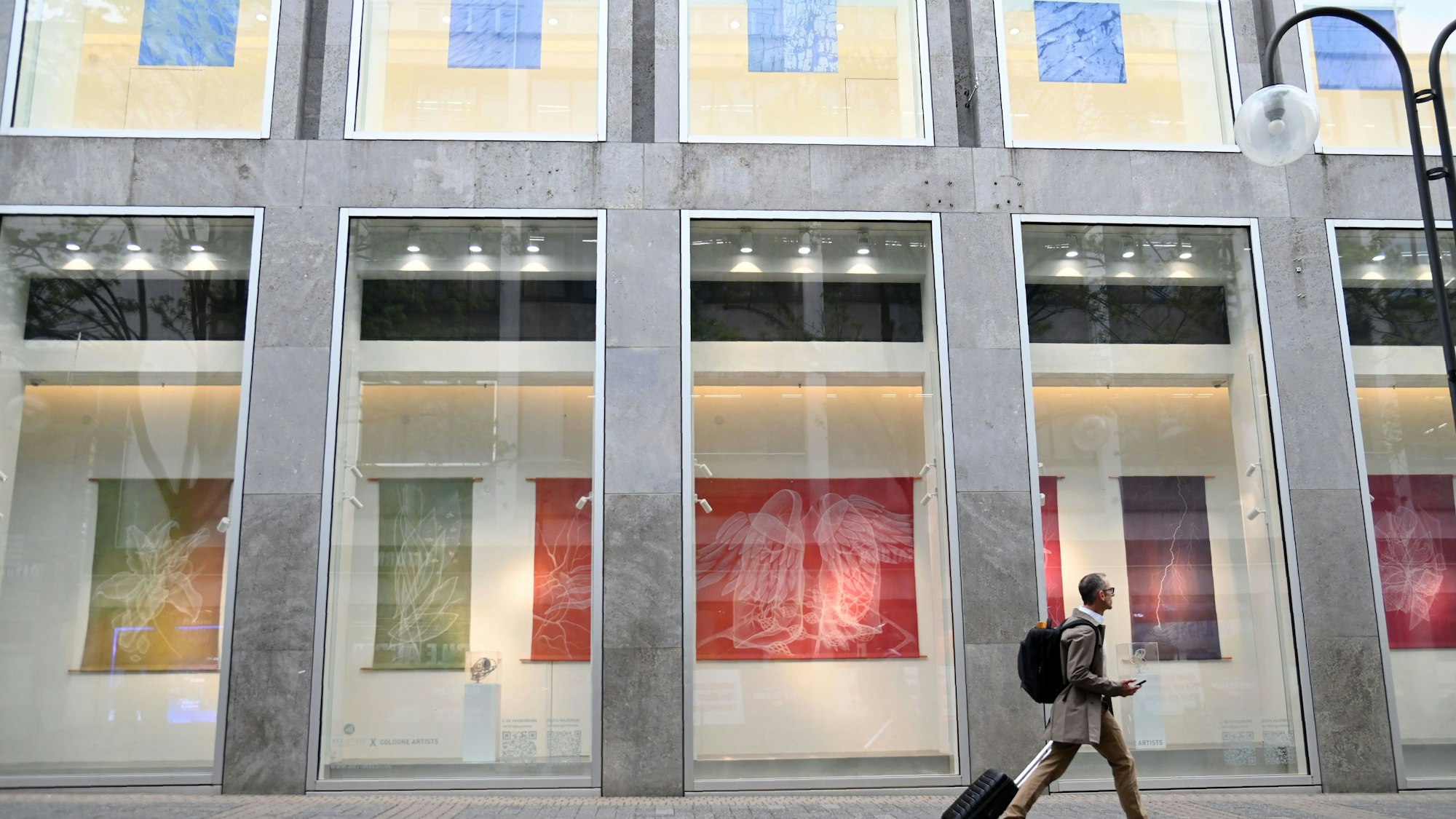 Im leerstehenden Ex-Uniqlo-Sitz an der Ecke Gürzenichstraße sind nun Kunstwerke ausgestellt.