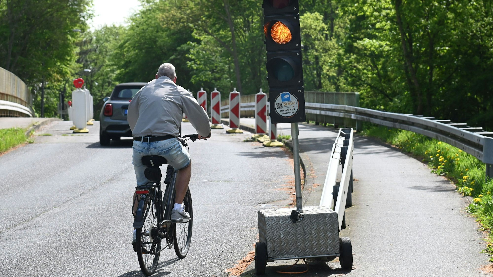 Die Brücke Am Flachsrosterweg ist aufgrund von Schäden nur einspurig befahrbar.