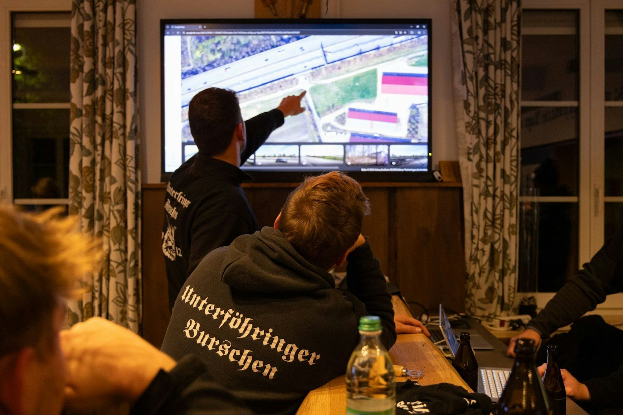 Maibaumklau erfordert eine koordiniert Planung. (Bild: BR/EndemolShine Germany/Jonas Mertens)