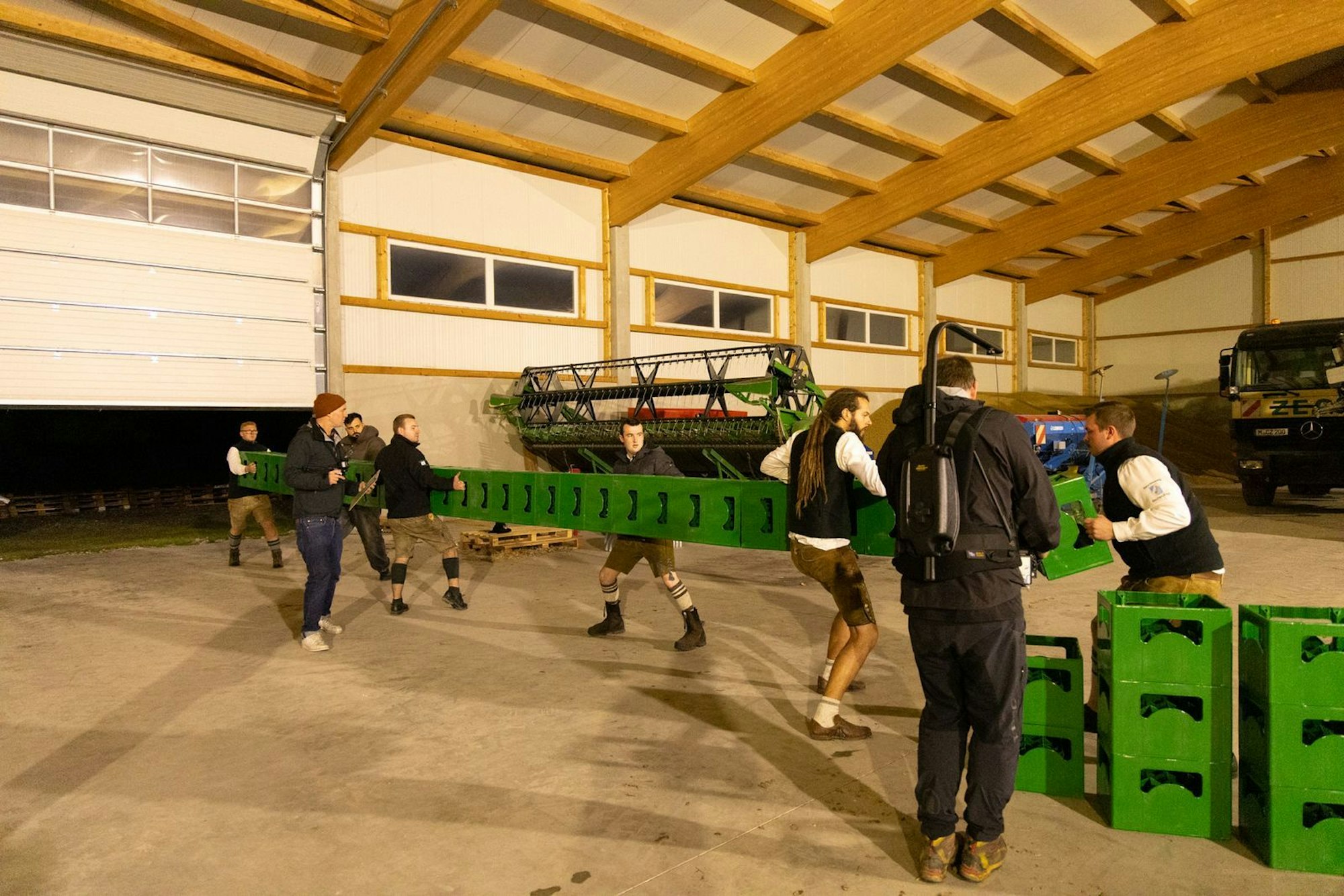 Die Feldmochinger Burschen trainieren ihre Kräfte beim Bierkästen-Stapeln. (Bild: BR/EndemolShine Germany/Jonas Mertens)