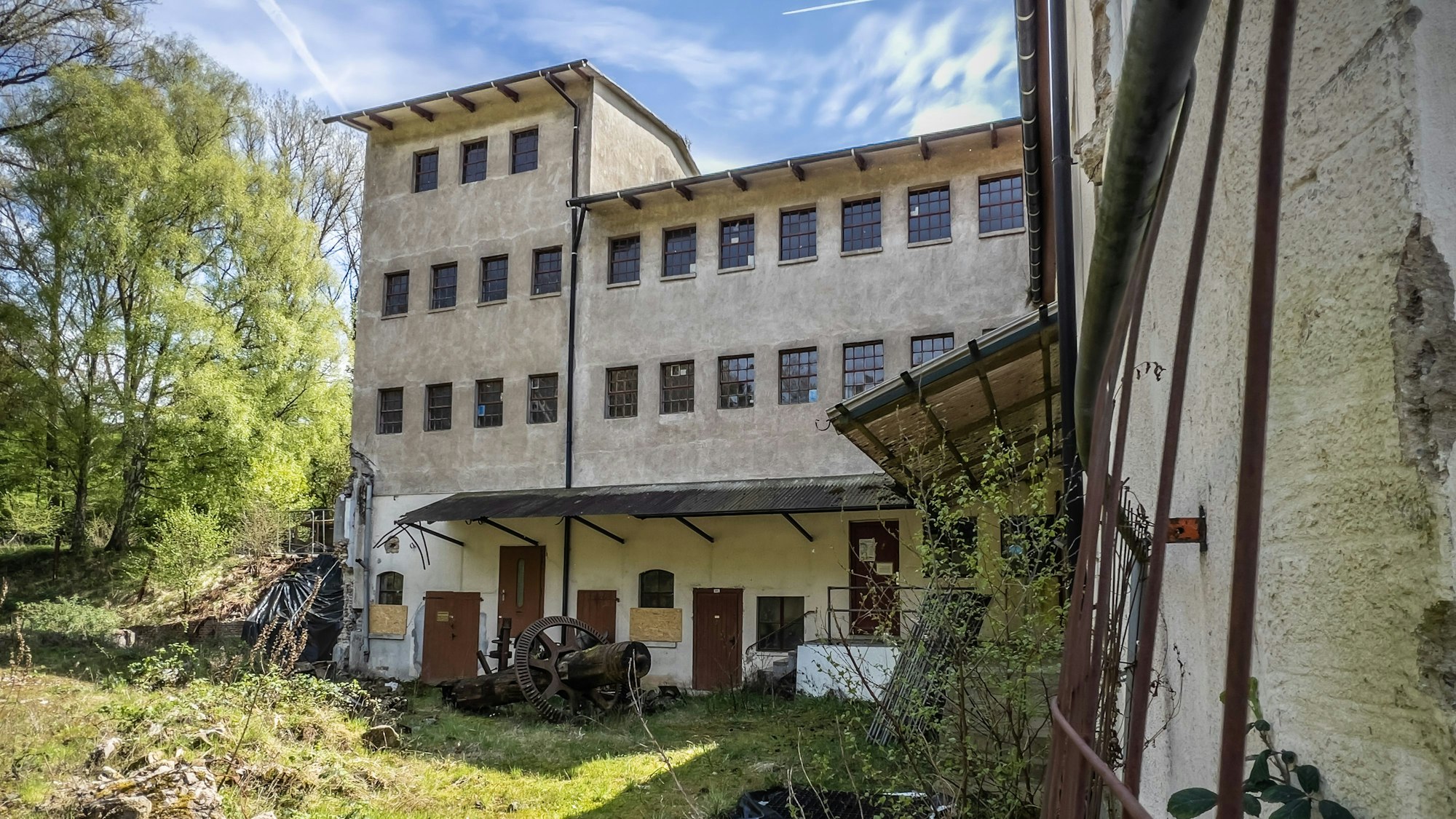 Die jetzt noch stehenden Gebäude der alten Brennerei stehen nicht unter Denkmalschutz, allerdings steht der Landschaftsschutz im Weg.