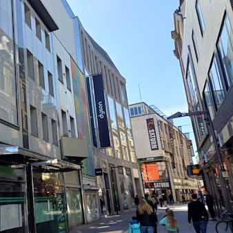 Die seit langem leerstehende Gebäude auf der Hohe Straße - links das ehemalige Wempe-Ladenlokal sollen abgebrochen werden. In dem Riegel ist nur noch Dyson vertreten.