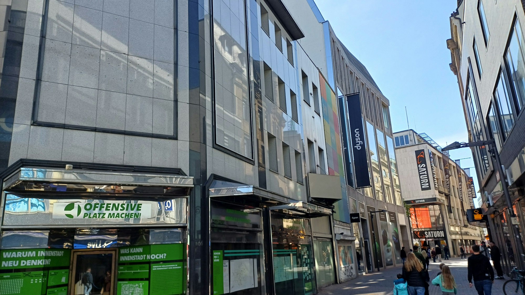 Die seit langem leerstehende Gebäude auf der Hohe Straße - links das ehemalige Wempe-Ladenlokal sollen abgebrochen werden. In dem Riegel ist nur noch Dyson vertreten.