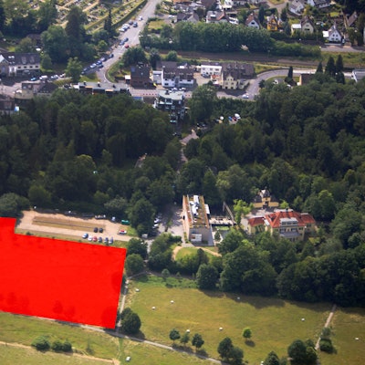 Ein Lufbild mit rot markierter Fläche auf einem Wiesenstück