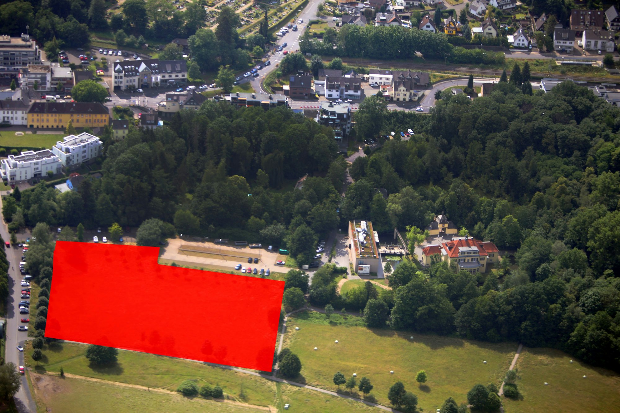 Ein Lufbild mit rot markierter Fläche auf einem Wiesenstück