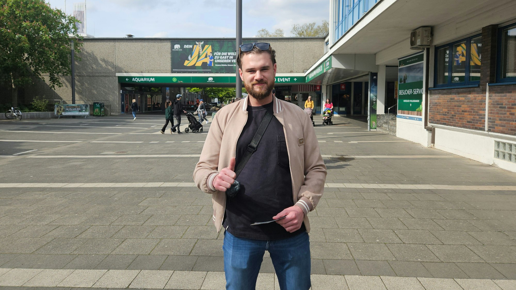 Zoobesucher Kevin Kialka (28) vor dem Kölner Zoo.