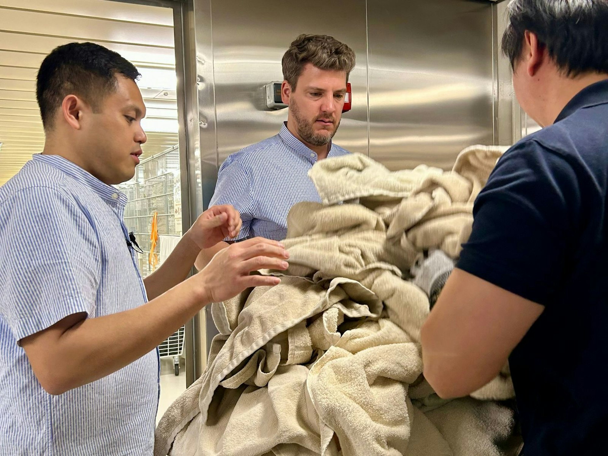 Als Kabinensteward reinigt Qadri Wahab pro Tag zwischen 15 und 19 Gäste-Kabinen. (Bild: RTL)